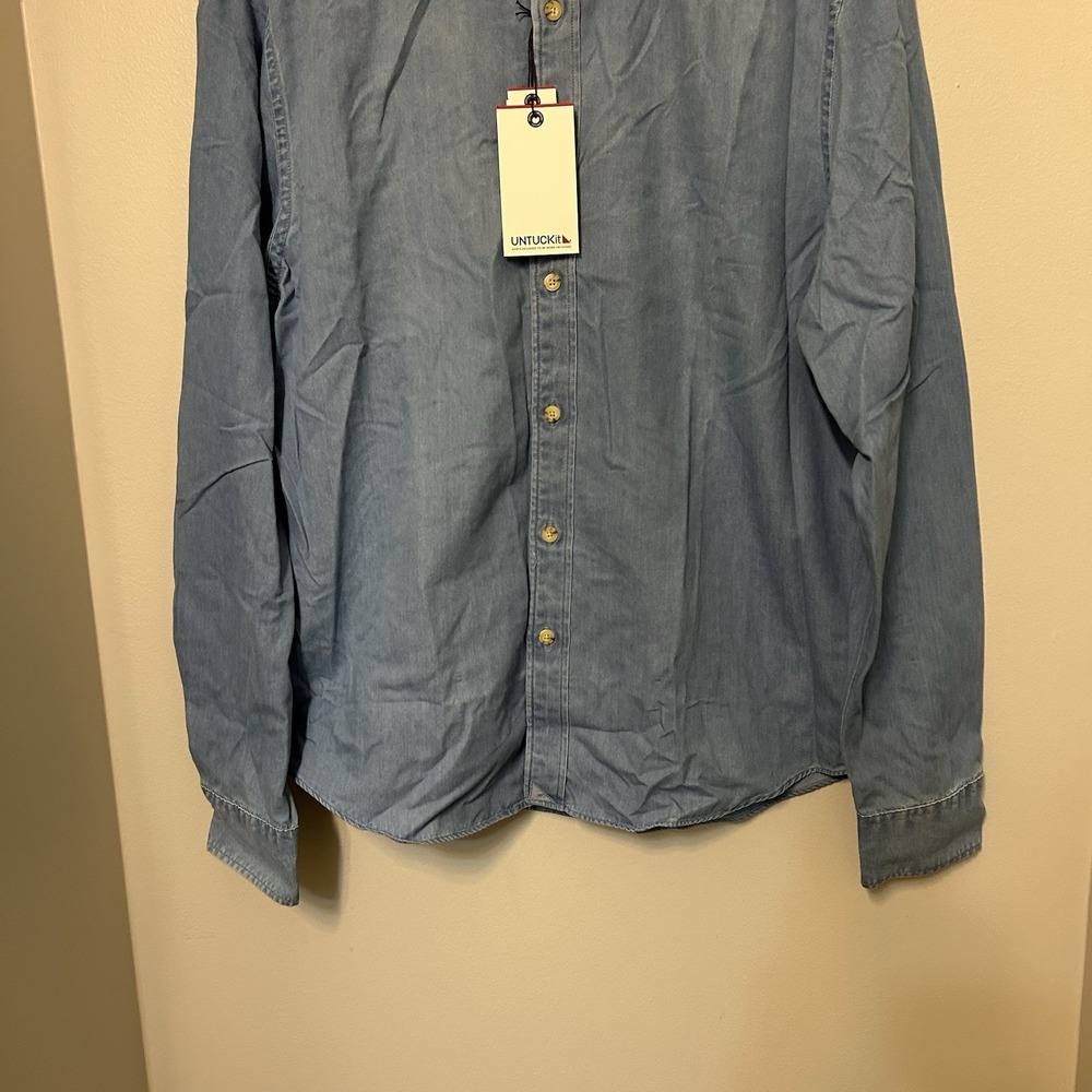 UNTUCKit Shirt Mens M Blue Chambray Reg Fit Button Up Long Sleeve New - Picture 2 of 8